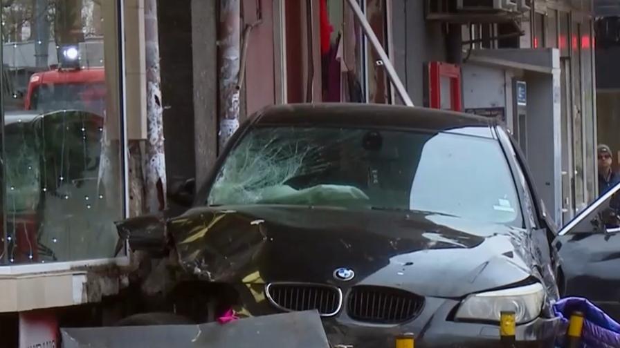 Шофьор помете жени на тротоар във Варна