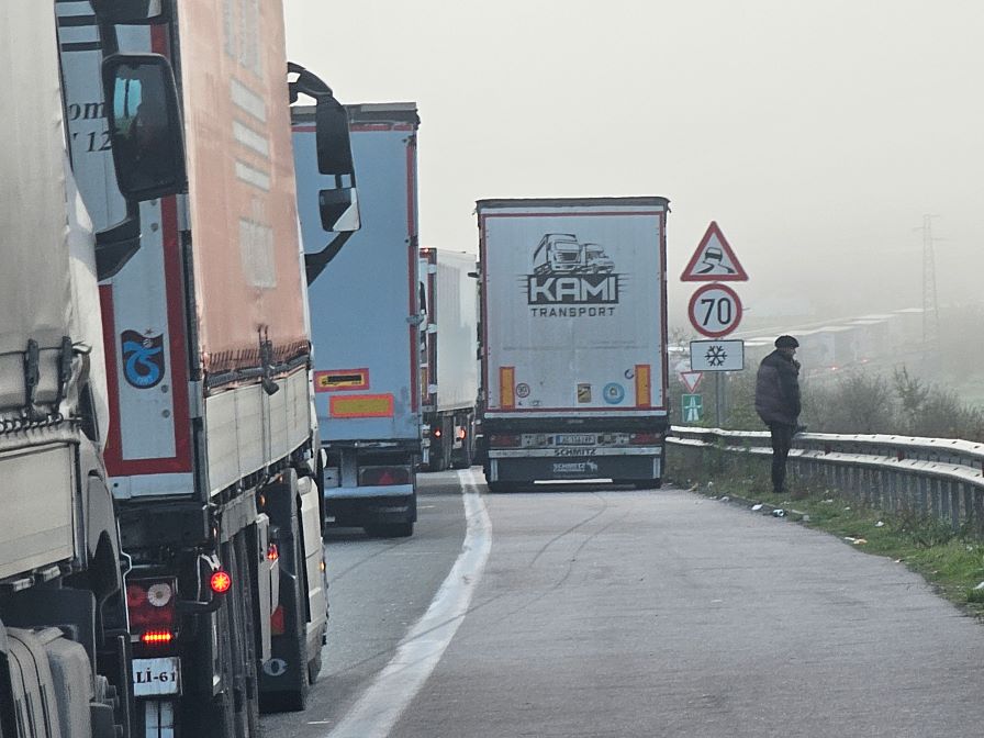 Внимание, шофьори! Ограничават движението на камиони над 12 т по "Тракия", "Струма" и "Хемус"