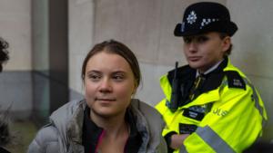 Лондонската полиция арестува шведската активистка Грета Тунберг по време на