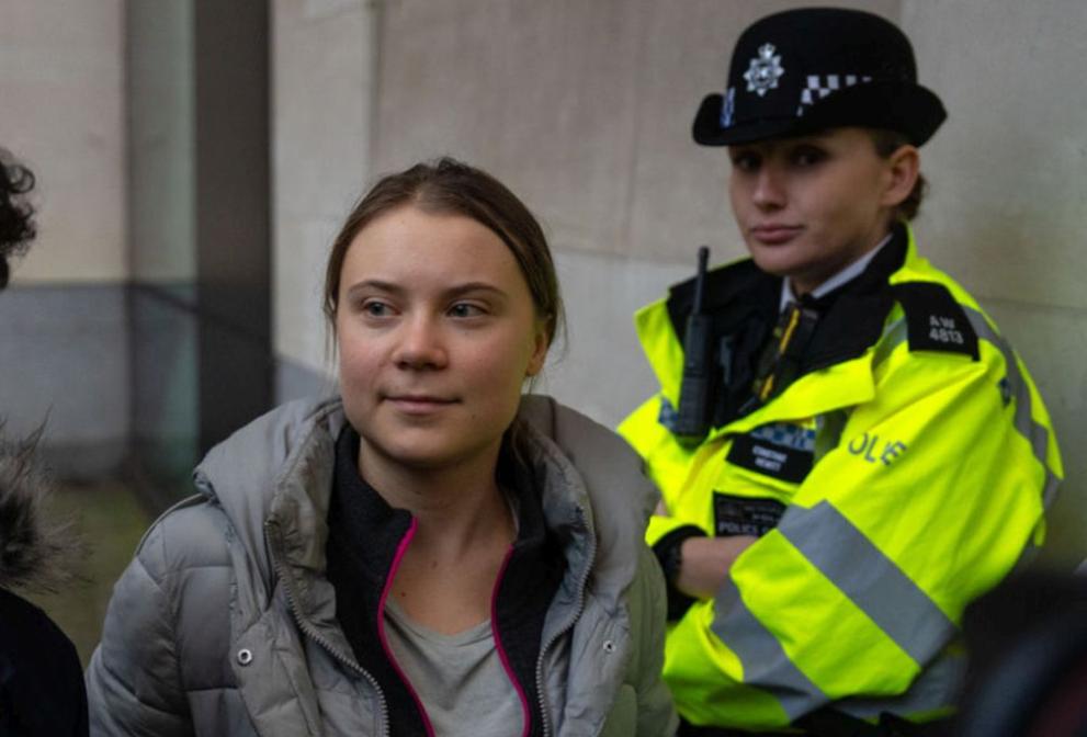 Лондонската полиция арестува шведската активистка Грета Тунберг по време на