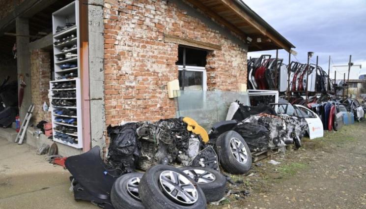 коли части автоморга крадени - Части от 200 издирвани коли откриха в автоморги край София и Видин