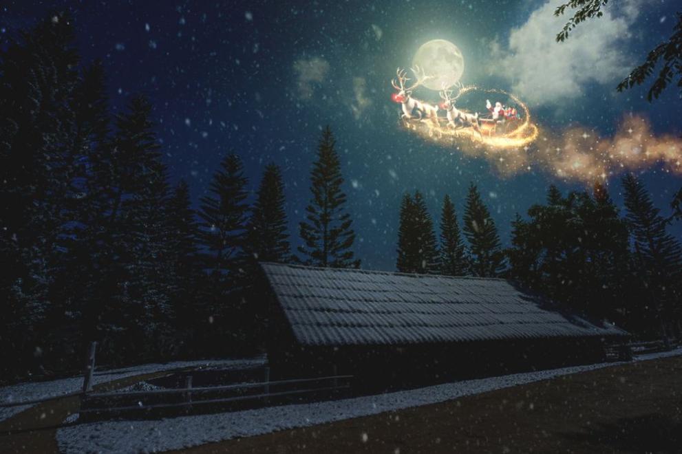 Точно в 17 ч. този следобед Дядо Коледа започна своето околосветско