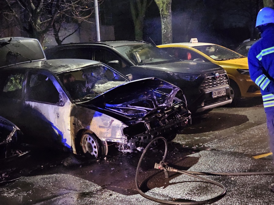 <p>Причините за случилото се се изясняват, а собствениците на колите заявиха, че до следобедните часове на 23 декември автомобилите са били в изправност</p>