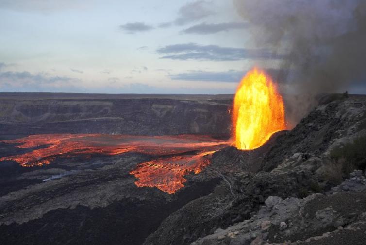 Вулканът Килауеа впечатли със зрелищни огнени фонтани от лава