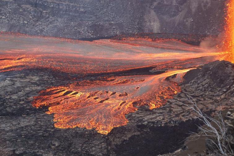 Вулканът Килауеа впечатли със зрелищни огнени фонтани от лава