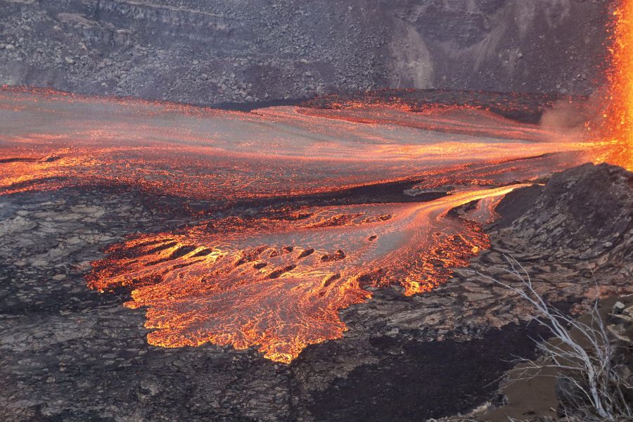 <p>Вулканът Килауеа впечатли със зрелищни огнени фонтани от лава.</p>