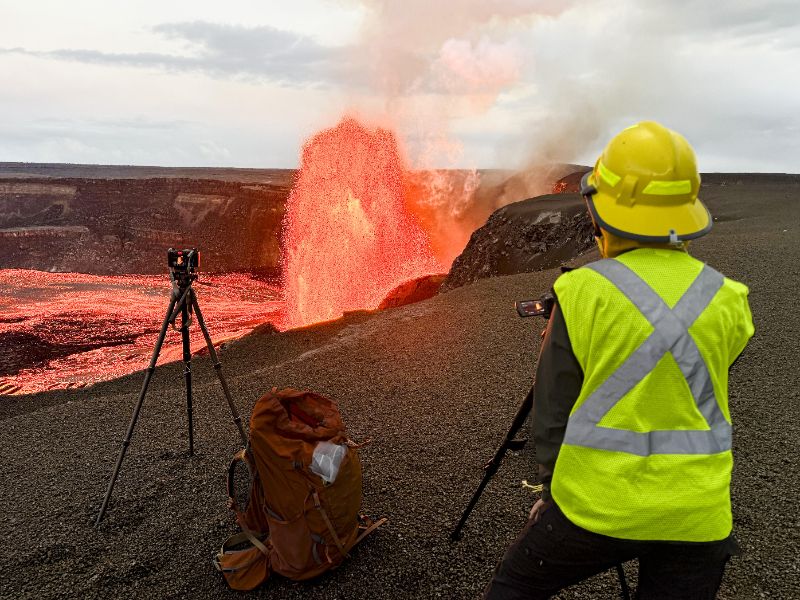 <p>Вулканът Килауеа впечатли със зрелищни огнени фонтани от лава.</p>