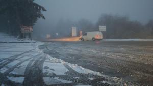 Ситен снеговалеж и гъста мъгла усложняват трафика през прохода Шипка