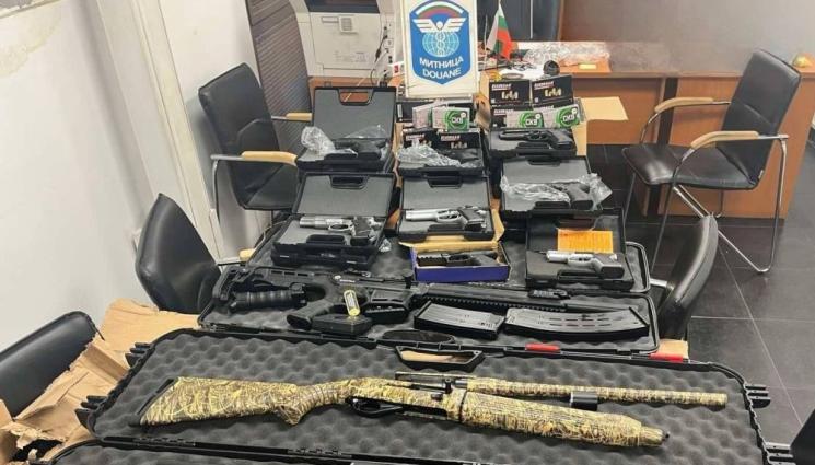 пушки пистолети и патрони - Задържаха голямо количество оръжия на МП 