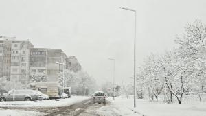  377 снегопочистващи машини обработват републиканските пътища Слаб сняг вали в