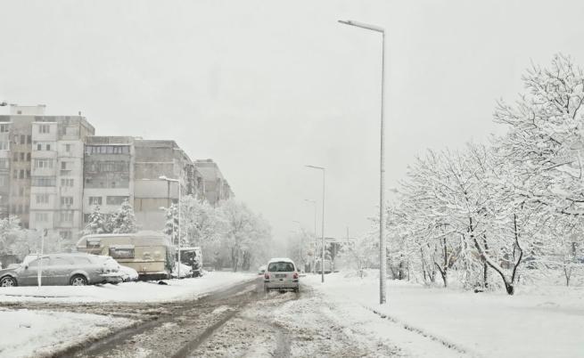 Коледен сняг покри части от България: МВР предупреждава - шофирайте внимателно