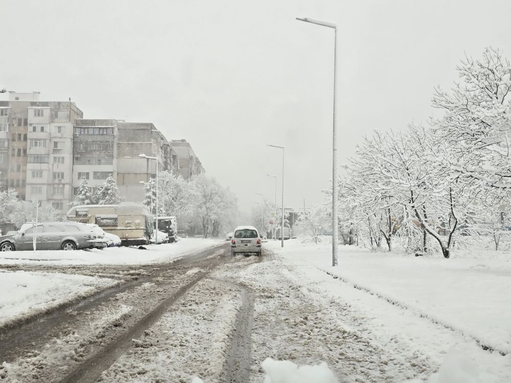 Коледен сняг покри части от България: МВР предупреждава - шофирайте внимателно