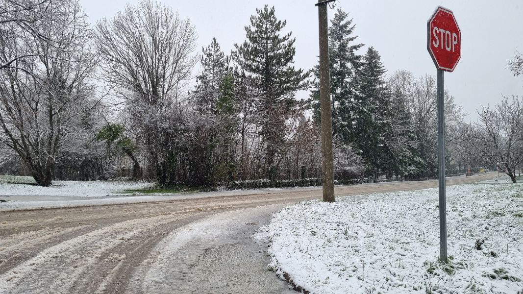 <p>Коледен сняг покри части от България - гледки от празничния ден</p>