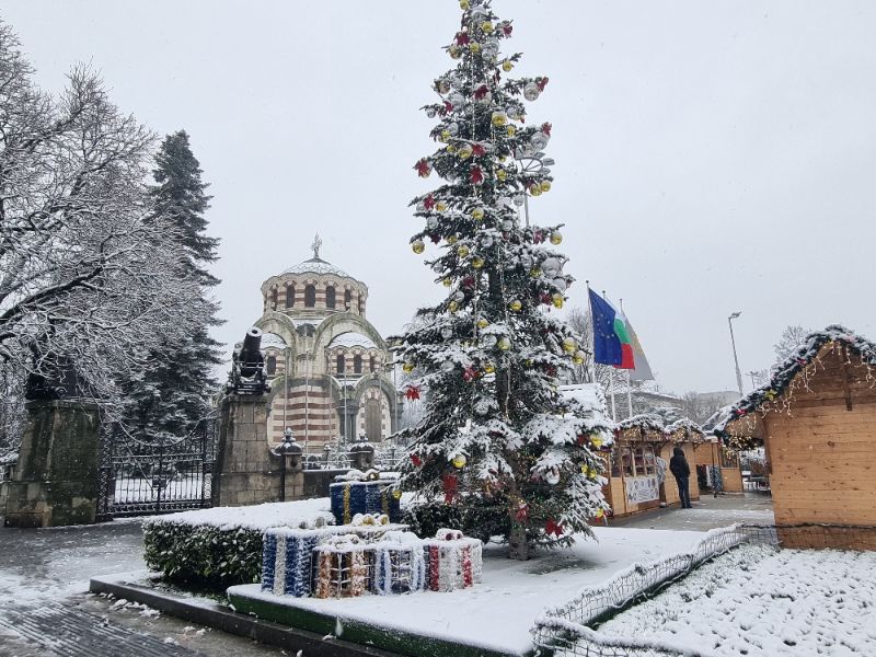 <p>Коледен сняг покри части от България - гледки от празничния ден</p>