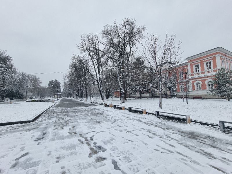 <p>Коледен сняг покри части от България - гледки от празничния ден</p>