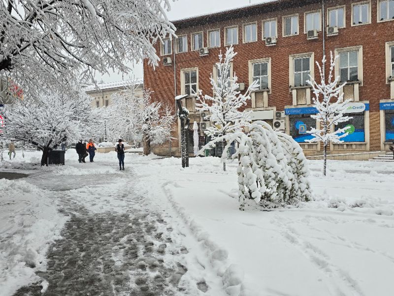 <p>Коледен сняг покри части от България - гледки от празничния ден</p>