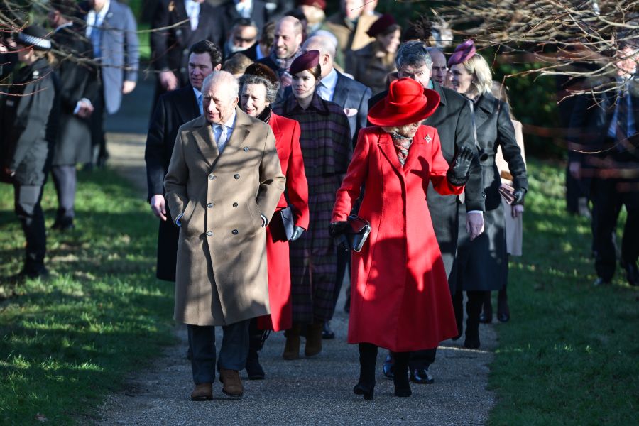 <p>Крал Чарлз Трети заведе семейството си на църква пеша.</p>