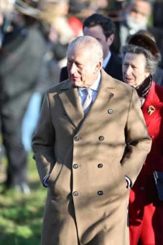 Крал Чарлз Трети заведе семейството си на църква пеша