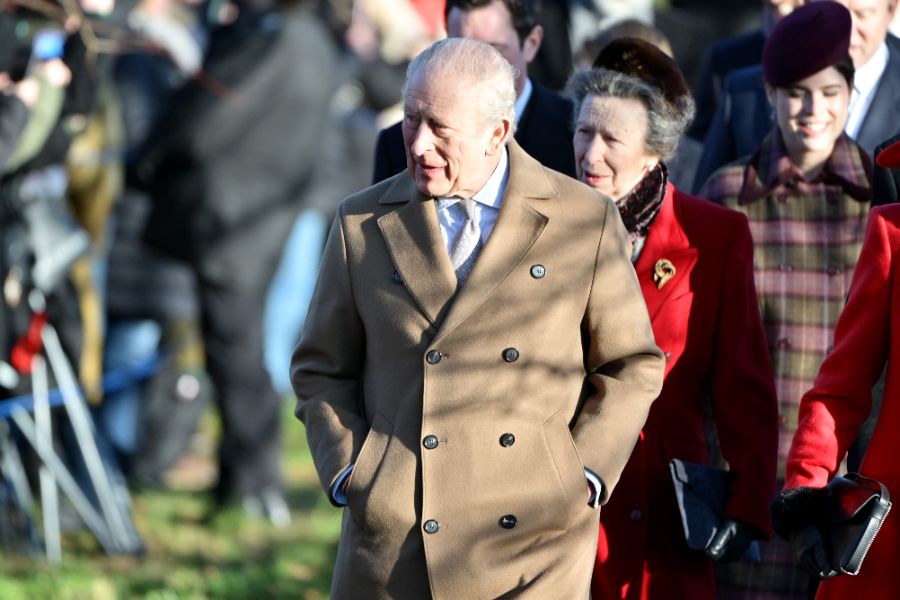 <p>Крал Чарлз Трети заведе семейството си на църква пеша.</p>