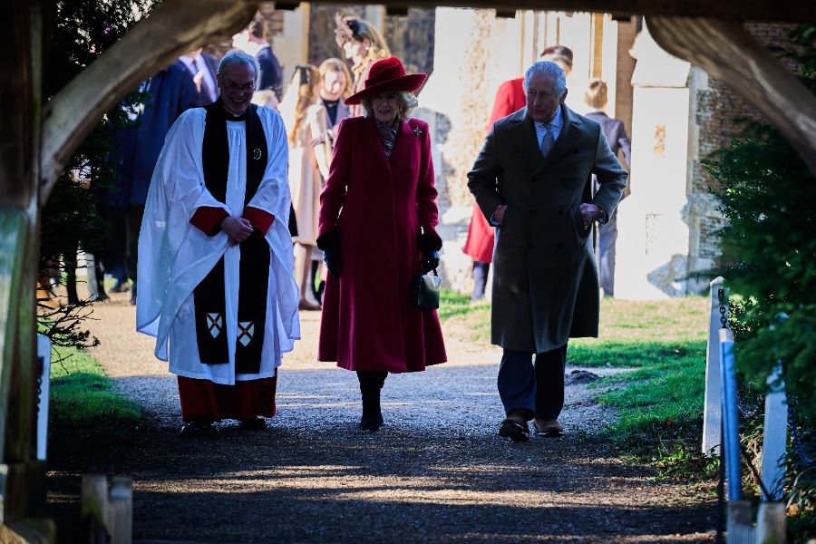 <p>Крал Чарлз Трети заведе семейството си на църква пеша.</p>