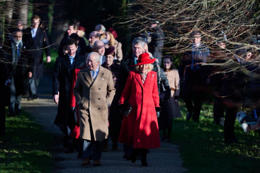 <p>Крал Чарлз Трети заведе семейството си на църква пеша.</p>