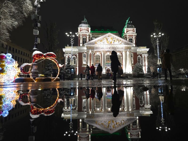 <p>Благотворителният концерт &bdquo;Българската Коледа&ldquo; и тази година събра на едно място обичани български изпълнители и млади музикални таланти. Концертът се провежда за 23-та поредна година и е под патронажа на президента Румен Радев и съпругата му Десислава Радева.</p>