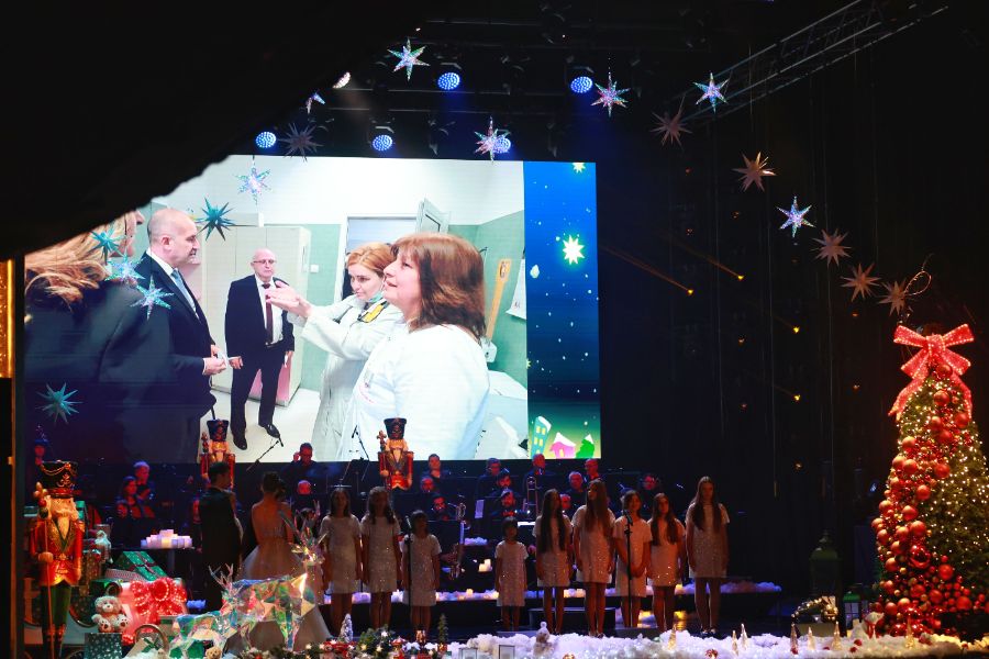 <p>Благотворителният концерт &bdquo;Българската Коледа&ldquo; и тази година събра на едно място обичани български изпълнители и млади музикални таланти. Концертът се провежда за 23-та поредна година и е под патронажа на президента Румен Радев и съпругата му Десислава Радева.</p>