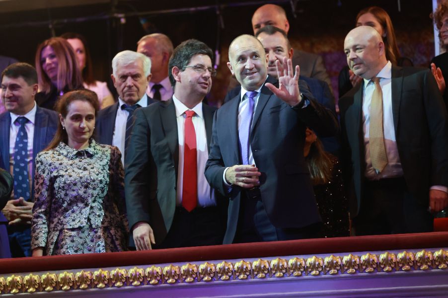 <p>Благотворителният концерт &bdquo;Българската Коледа&ldquo; и тази година събра на едно място обичани български изпълнители и млади музикални таланти. Концертът се провежда за 23-та поредна година и е под патронажа на президента Румен Радев и съпругата му Десислава Радева.</p>