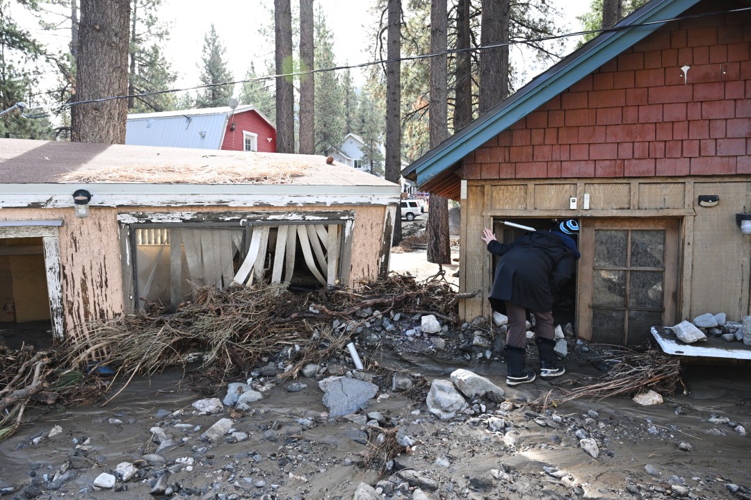 <p>Американският щат Калифорния, в който тази седмица се изляха поройни дъждове, остава изложен на опасност от внезапни опустошителни наводнения, а по крайбрежието му се очакват големи вълни. Бурите донесоха със себе си дъжд и сняг, като се очакваше днес стихията да утихне, но кодът за опасно време остава в района на Лос Анджелис. Налице е опасност от лавини в планинската верига Сиера Невада, по-специално около езерото Тахо.</p>