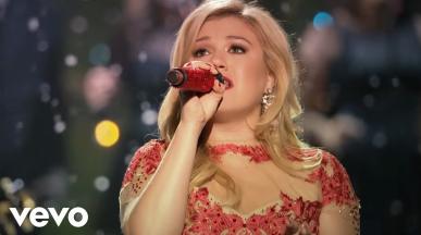 Kelly Clarkson - Underneath the Tree