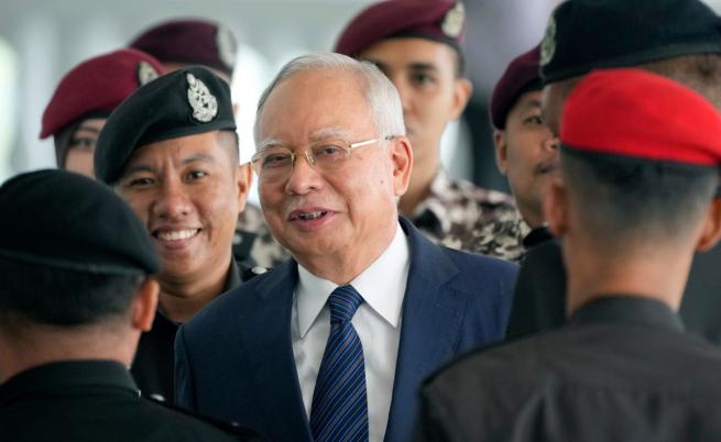 Бивш малайзийски премиер осъден за злоупотреба и пране на пари