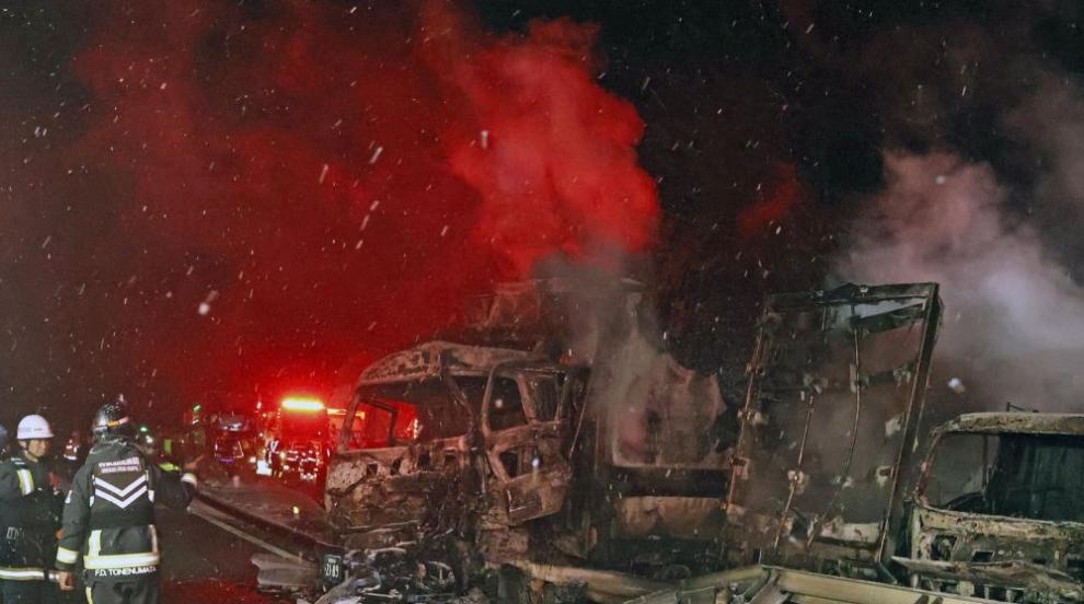 Тежка верижна катастрофа в Япония: Удариха се над 50 коли, има загинал и ранени