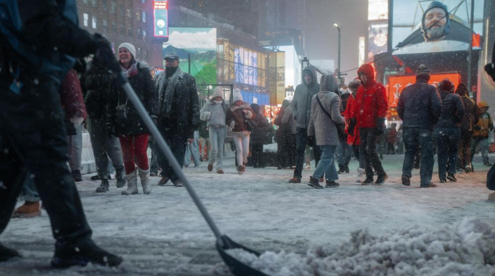 Снежна буря връхлетя няколко щата в САЩ, стотици полети бяха отменени (СНИМКИ)
