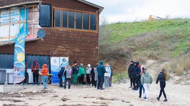 Доброволци почистиха плажа в Ахтопол