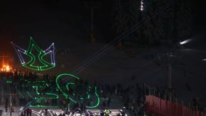 Със светлинно и факелно шоу музикална програма и забавления за