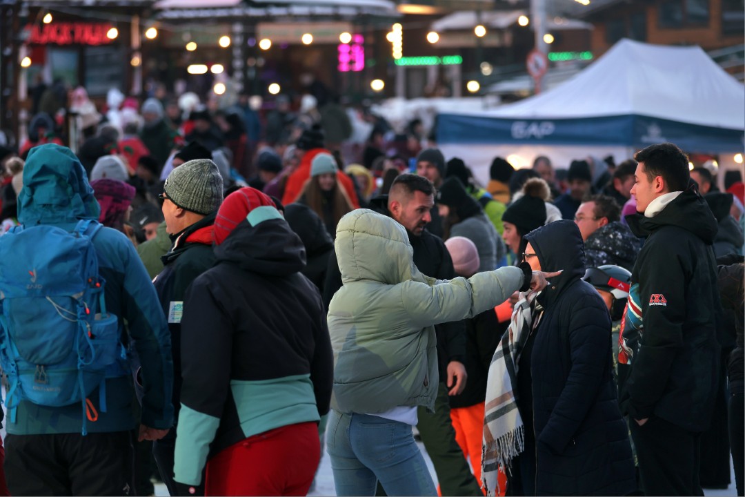 <p>Със светлинно и факелно шоу, музикална програма и забавления за най-малките бе открит зимният сезон в Боровец. През целия ден имаше различни активности, а официалното откриване се състоя привечер на специално направена сцена в центъра на курорта.</p>