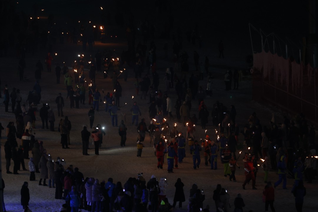 <p>Със светлинно и факелно шоу, музикална програма и забавления за най-малките бе открит зимният сезон в Боровец. През целия ден имаше различни активности, а официалното откриване се състоя привечер на специално направена сцена в центъра на курорта.</p>