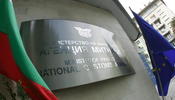 митници - Шефовете в митниците – с костюми за 450 лв.!