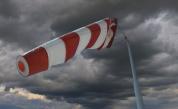 Не стойте на открито, вкъщи затворете прозорците – съветите на ПБЗН за силния вятър