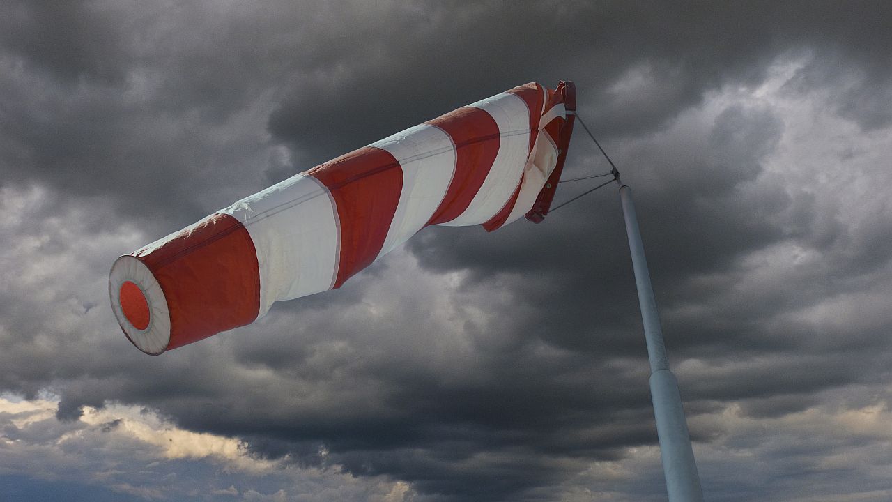 Не стойте на открито, вкъщи затворете прозорците – съветите на ПБЗН за силния вятър