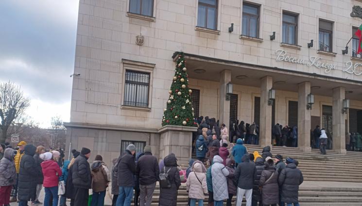 опашка евро - Стотици на опашка за недокоснато евро!
