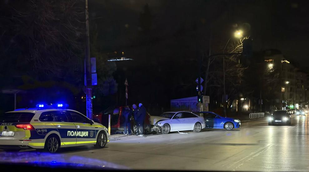 Катастрофа между две коли в столичния кв. „Дианабад“ (СНИМКИ/ВИДЕО)