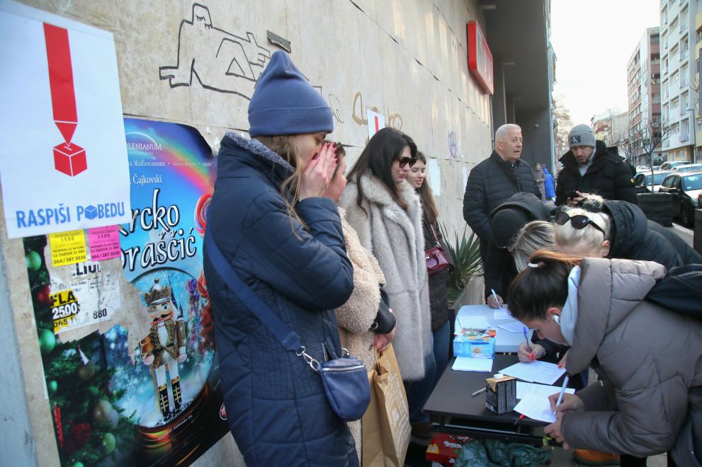 Хиляди в Сърбия се подписаха в подписка с искане да