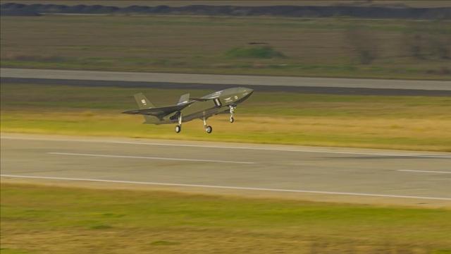 За първи път в света: Два турски безпилотни изтребителя извършиха автономен полет 