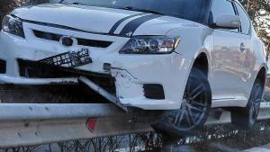 Млада украинкска шофьорка се качи на разделителната мантинела между курорта