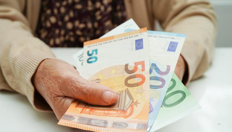 пенсии пенсионер - ПЪРВИТЕ В ЕВРО: Обявиха кога ще се изплащат пенсиите за януари!