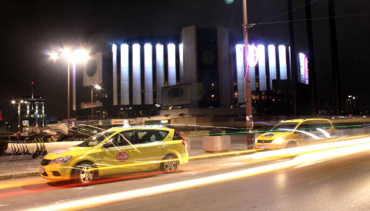 такси - Такси от улицата тройно нощес!