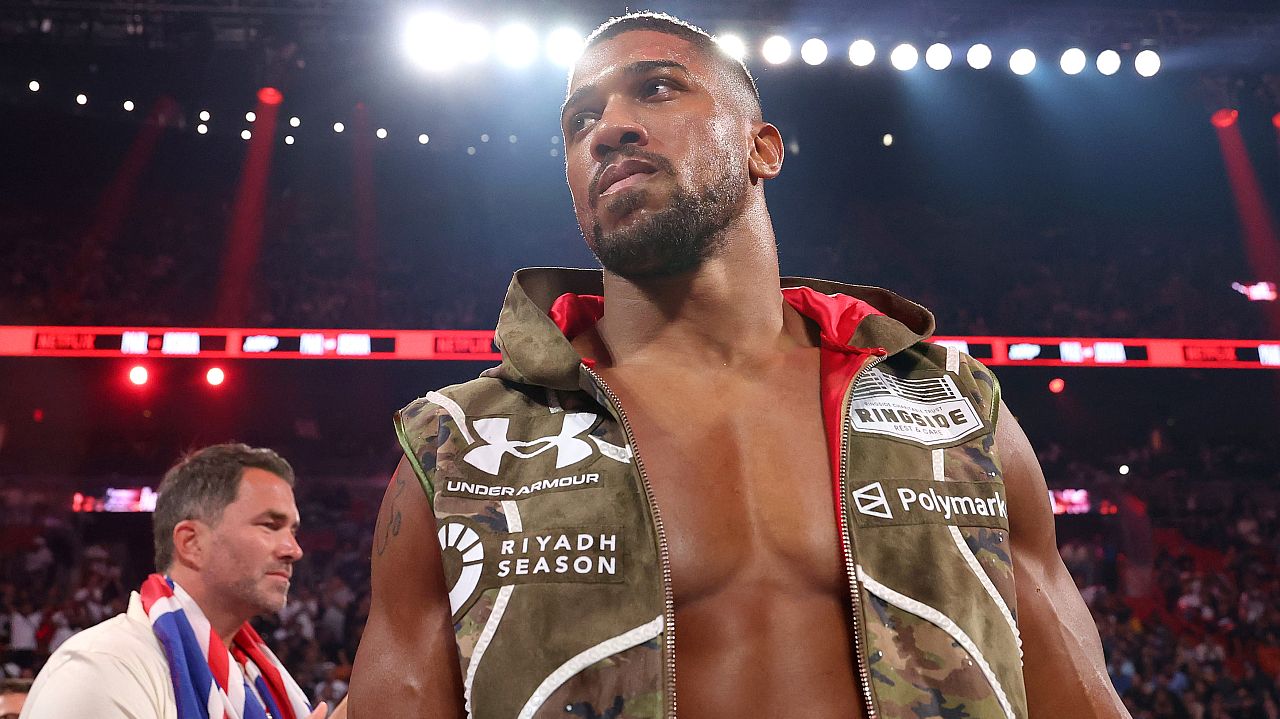 Антъни Джошуа беше изписан от болницата, посети погребална агенция