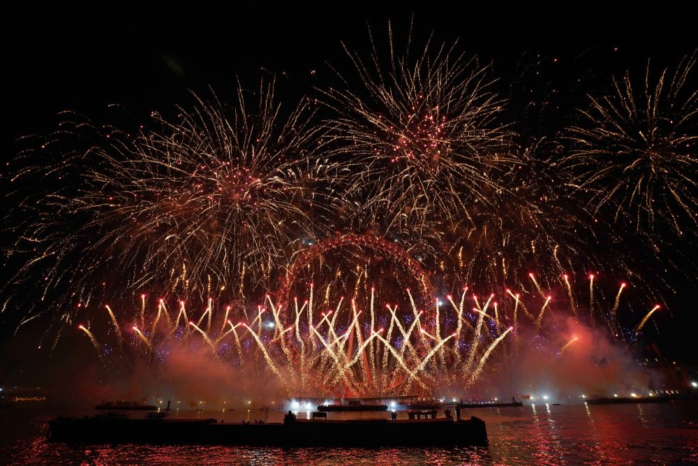 Точно в полунощ емблематичният Биг Бен даде тон на 2026 г. с традиционното си отброяване. А как празнуваха на други места по света вижте в галерията ни