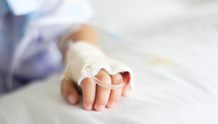 дете болница - 2-годишно е простреляно в главата!